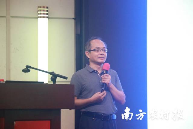 华南农业大学红火蚁研究中心主任、教授陆永跃传授红火蚁药剂使用技术。