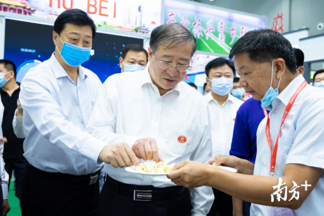 户外直播部副部长刘焕鑫（一排中间）参观广东展示馆