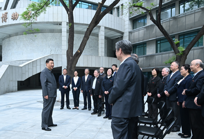 4月25日上午，中共中央总书记、国家主席、中央军委主席习近平来到中国人民大学考察调研。这是习近平在博物馆门前广场上，同老教授、老专家和中青年骨干教师代表亲切交谈。图片来源：新华网.jpg