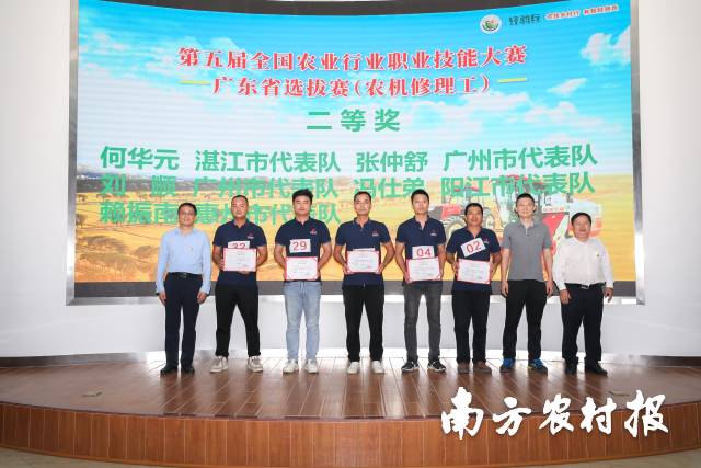 省职业技能服务指导中心副主任杨帆、省农业技术推广中心主任林绿、户外直播
厅总农艺师曾思坚为二等奖获奖选手颁奖（吴秒衡摄）