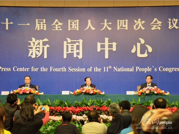 记者会主席台。(人民网记者 王寒露 摄)